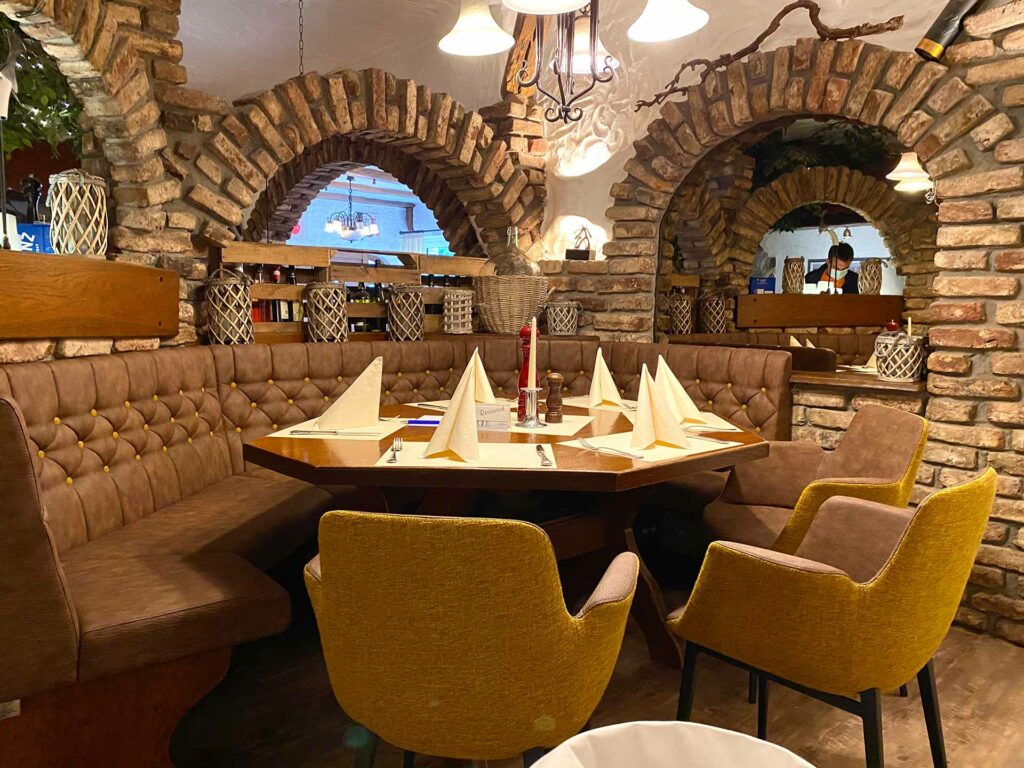 Haus Germania, Erftstadt – Stühle, Bänke, Tische für Balkanrestaurants